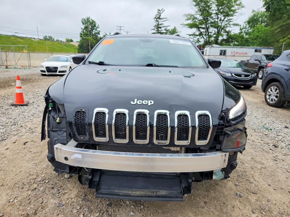 55611076 :رقم المزاد ، 1C4PJLCB9HD221627 vin ، 2017 Jeep Cherokee مزاد بيع