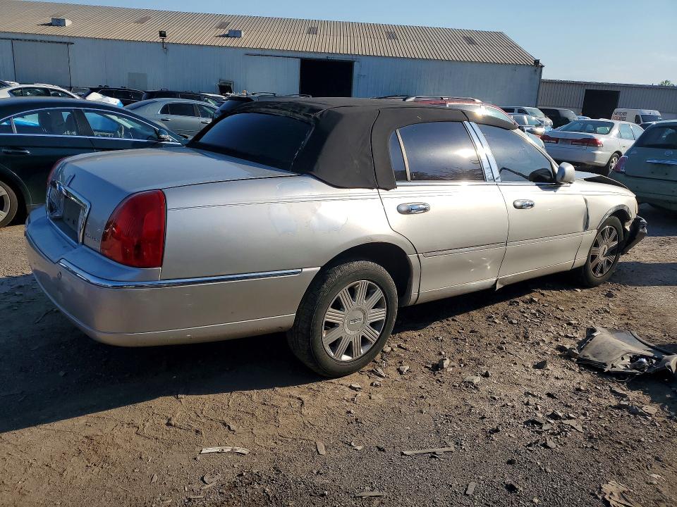 2003 Lincoln Town Car მანქანა იყიდება აუქციონზე, vin: 1LNHM83W73Y608220, აუქციონის ნომერი: 56494046