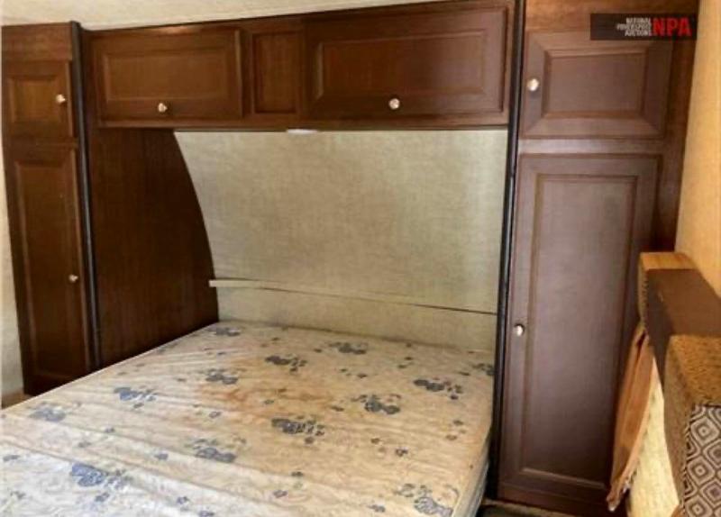 57752666 :رقم المزاد ، 4YDT30328FF815535 vin ، 2015 Keystone Keystone مزاد بيع