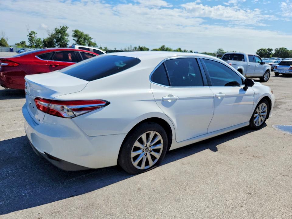 57261396 :رقم المزاد ، 4T1B11HK3JU050432 vin ، 2018 Toyota Camry مزاد بيع