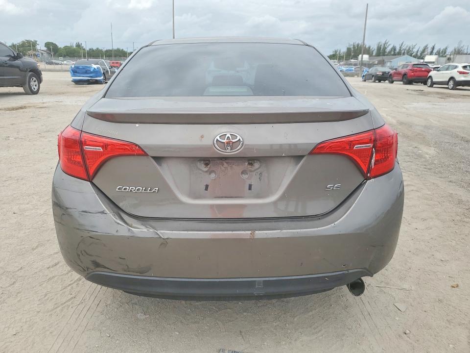 55570526 :رقم المزاد ، 2T1BURHE6JC014977 vin ، 2018 Toyota Corolla مزاد بيع