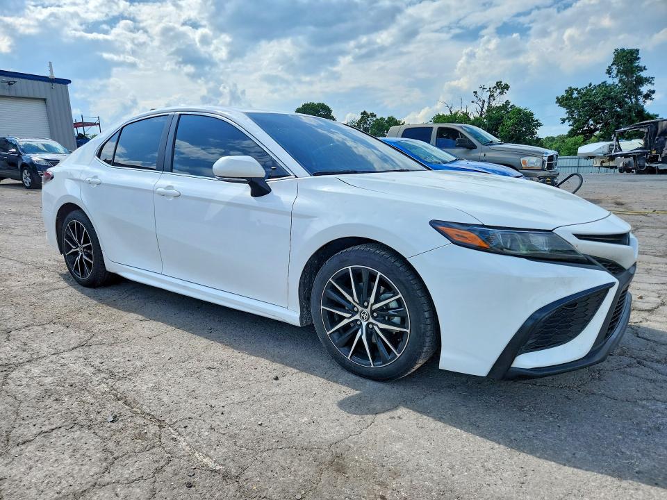 2021 Toyota Camry მანქანა იყიდება აუქციონზე, vin: 4T1G11AK3MU525906, აუქციონის ნომერი: 56165786