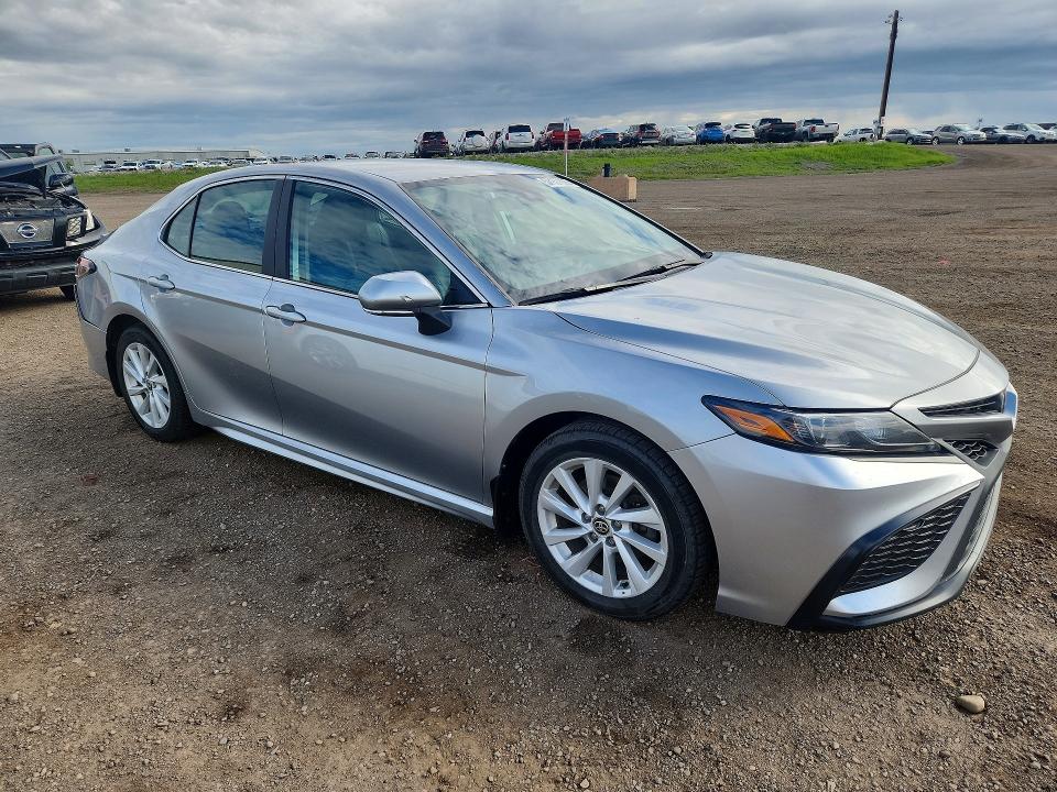 57157826 :رقم المزاد ، 4T1G11AK6MU612361 vin ، 2021 Toyota Camry مزاد بيع