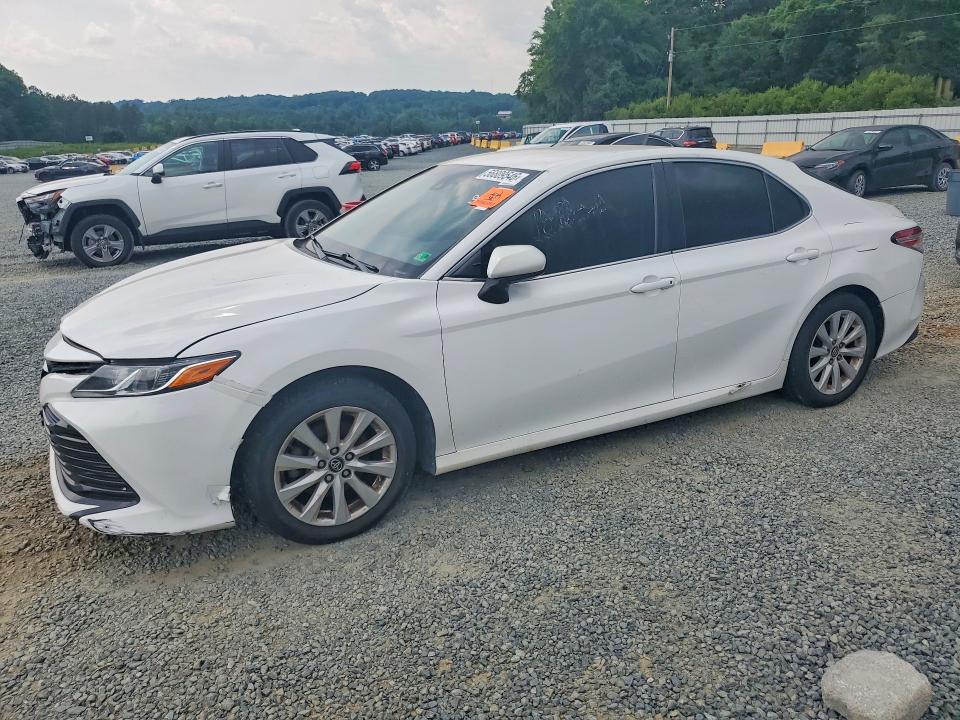 56809546 :رقم المزاد ، 4T1B11HK1JU560844 vin ، 2018 Toyota Camry مزاد بيع