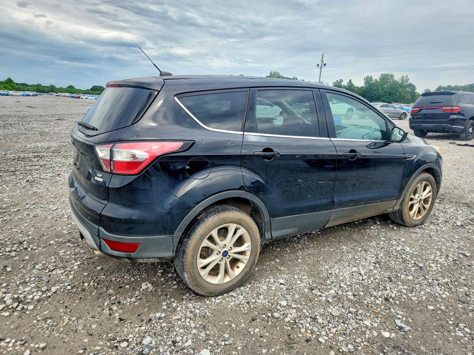 57764176 :رقم المزاد ، 1FMCU0GD6HUD10180 vin ، 2017 Ford Escape مزاد بيع