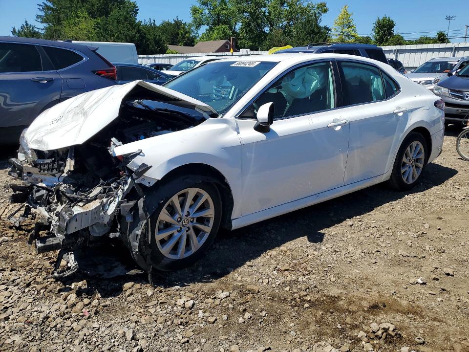 56094246 :رقم المزاد ، 4T1C11AK4MU402985 vin ، 2021 Toyota Camry مزاد بيع