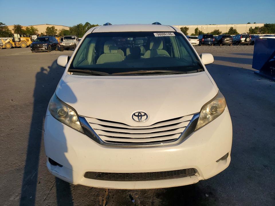 56086146 :رقم المزاد ، 5TDKK3DC3FS611879 vin ، 2015 Toyota Sienna مزاد بيع