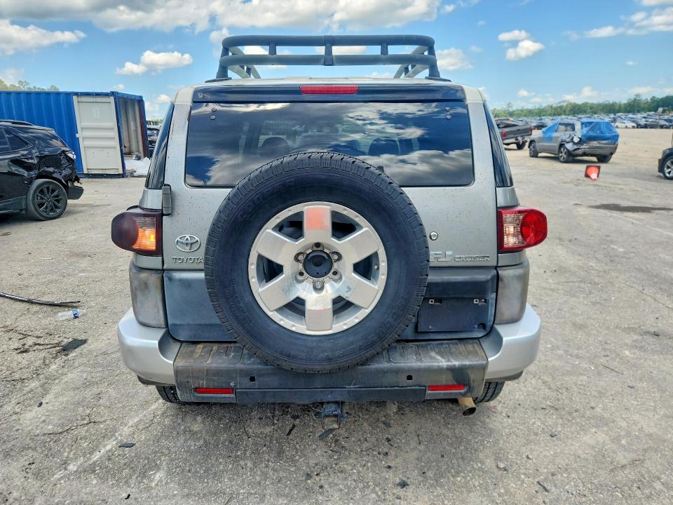 2010 Toyota Fj Cruiser მანქანა იყიდება აუქციონზე, vin: JTEZU4BF4AK008656, აუქციონის ნომერი: 57146236