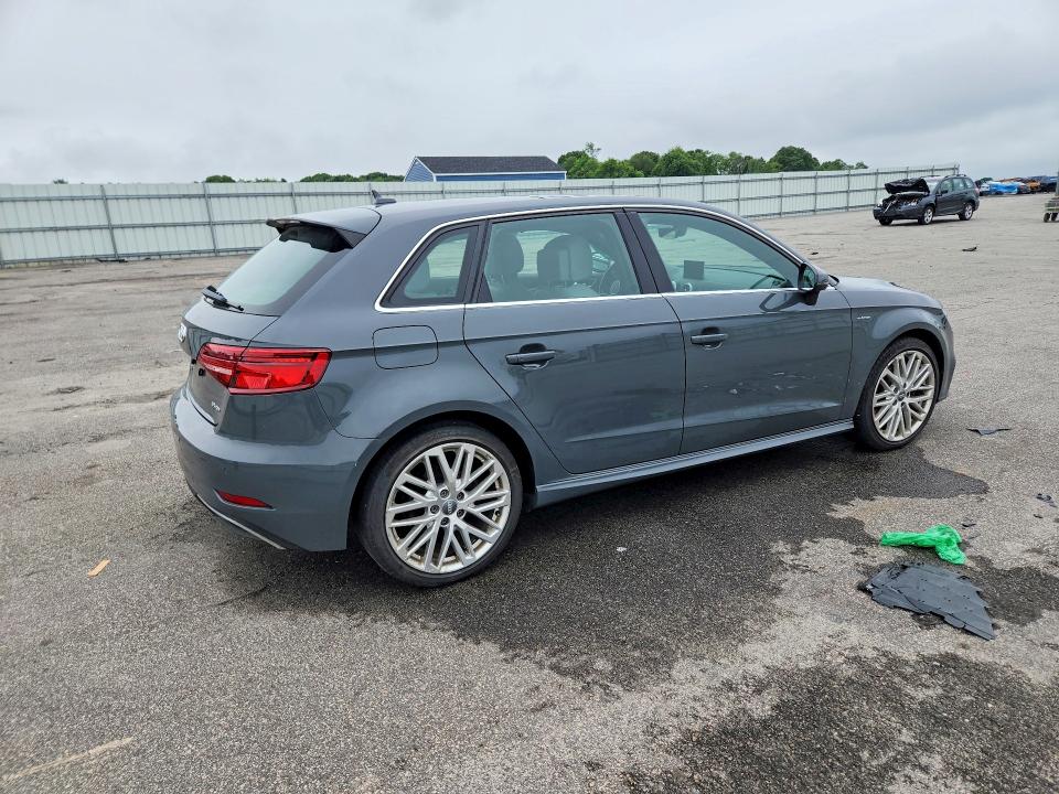 58111476 :رقم المزاد ، WAUSPBFF1JA067081 vin ، 2018 Audi A3 مزاد بيع