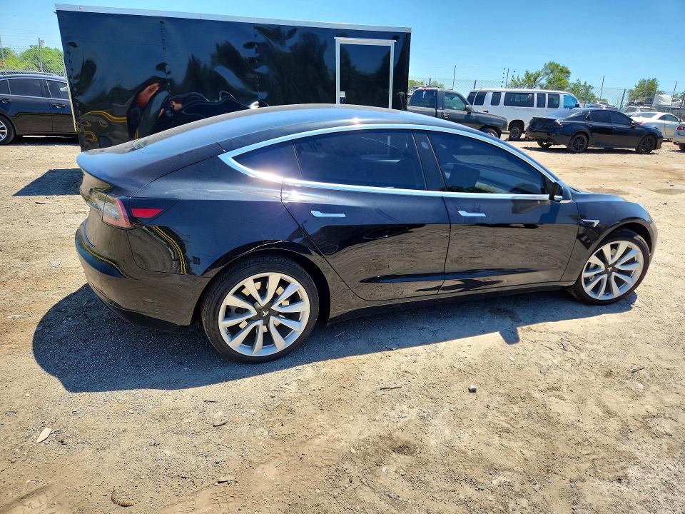 55976376 :رقم المزاد ، 5YJ3E1EB2JF090589 vin ، 2018 Tesla Model 3 مزاد بيع