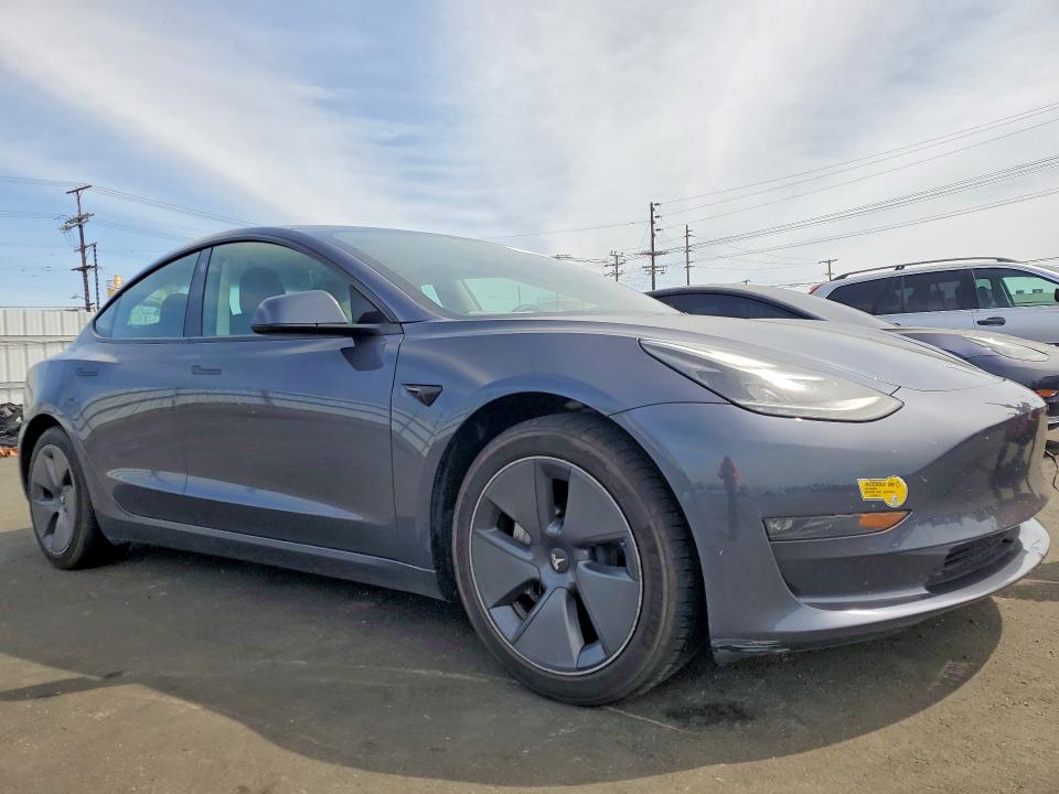 56892266 :رقم المزاد ، 5YJ3E1EBXNF323012 vin ، 2022 Tesla Model 3 مزاد بيع