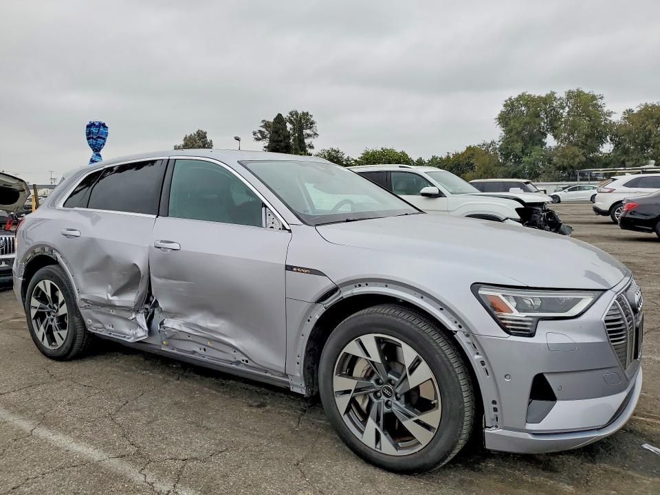 Продажа на аукционе авто 2022 Audi E-tron, vin: WA1LAAGE2NB033069, номер лота: 57220616