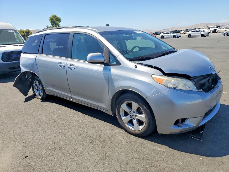 85453505 :رقم المزاد ، 5TDKK3DC2DS355621 vin ، 2013 Toyota Sienna مزاد بيع