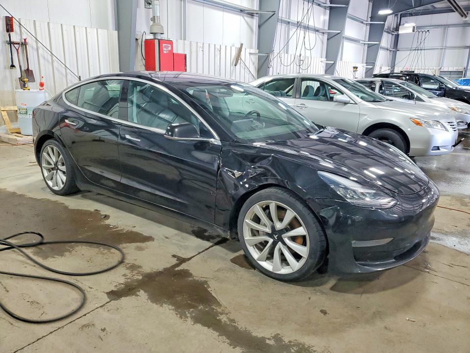 57881186 :رقم المزاد ، 5YJ3E1EB3JF186697 vin ، 2018 Tesla Model 3 مزاد بيع