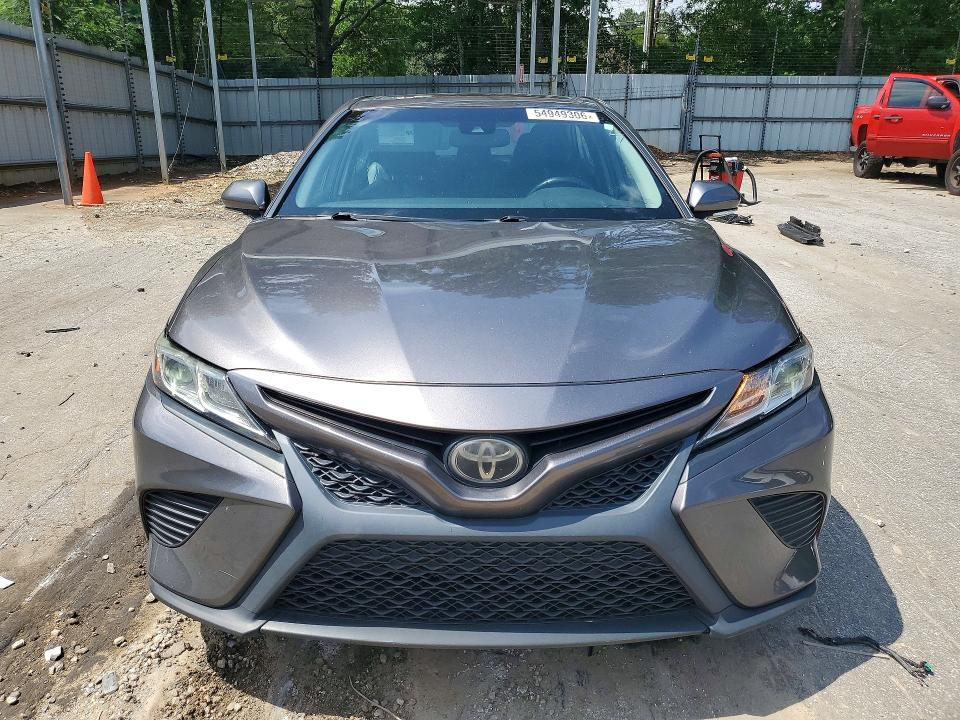 54949306 :رقم المزاد ، 4T1B11HK3JU511189 vin ، 2018 Toyota Camry مزاد بيع