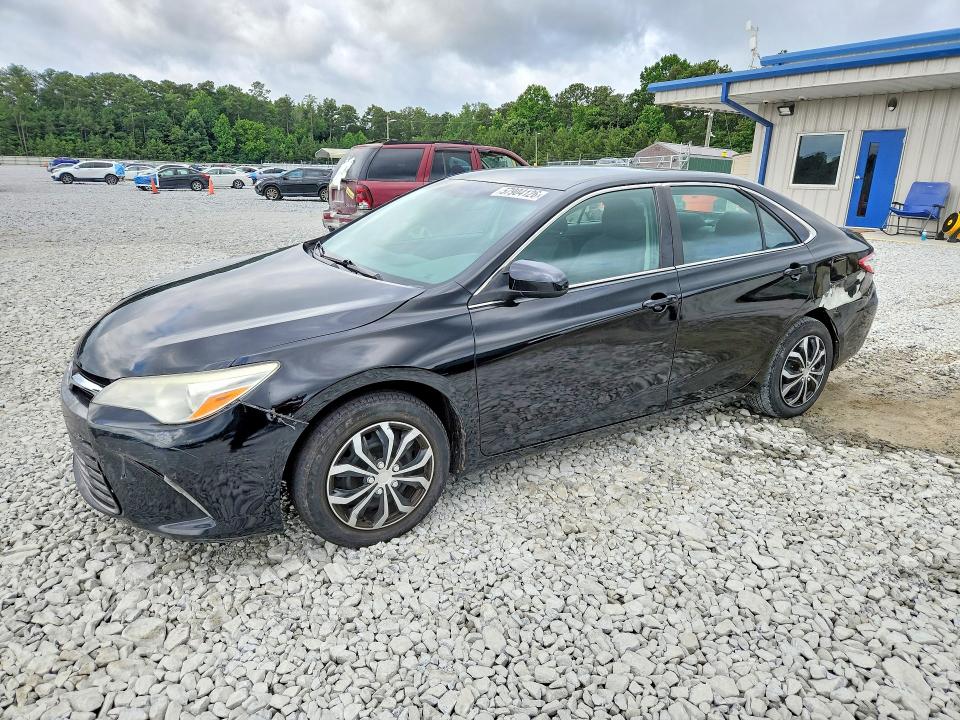 57904126 :رقم المزاد ، 4T4BF1FK8FR486968 vin ، 2015 Toyota Camry مزاد بيع