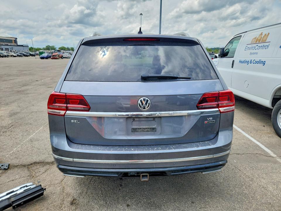 56230976 :رقم المزاد ، 1V2RR2CA9JC568517 vin ، 2018 Volkswagen Atlas مزاد بيع