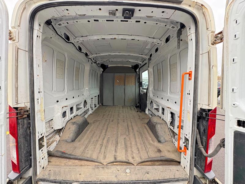 58570426 :رقم المزاد ، 1FTNR2CM3FKA00707 vin ، 2015 Ford Transit مزاد بيع