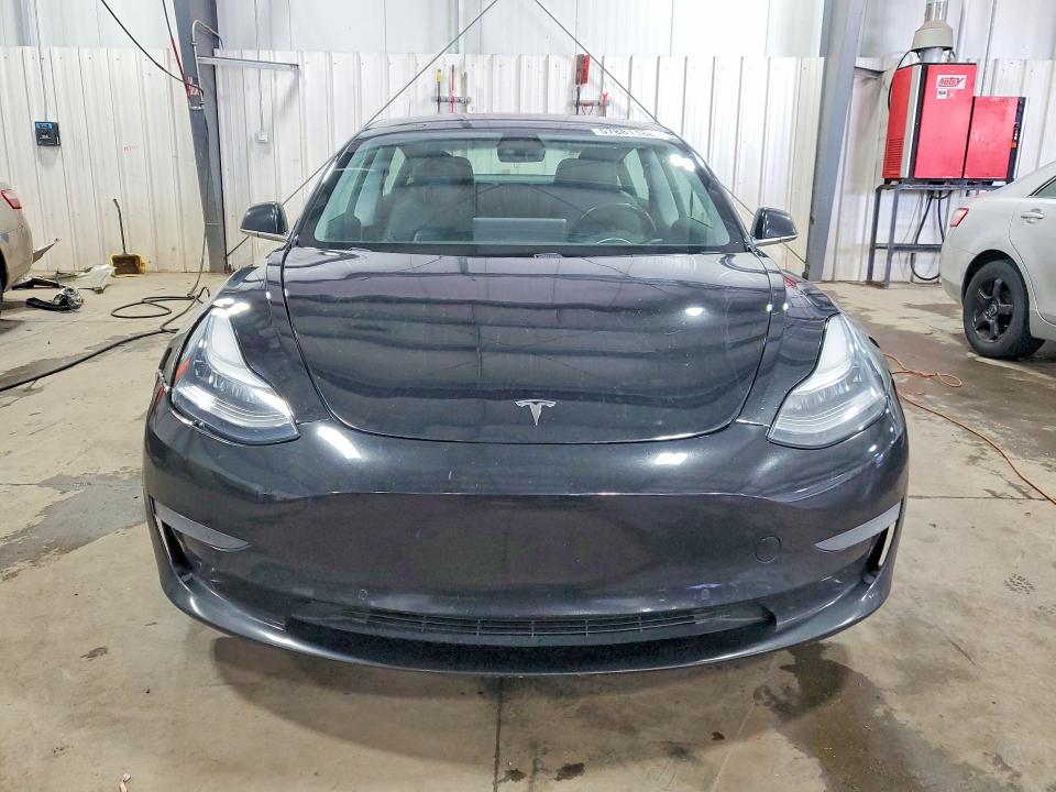 57881186 :رقم المزاد ، 5YJ3E1EB3JF186697 vin ، 2018 Tesla Model 3 مزاد بيع