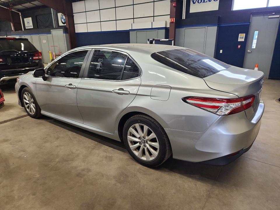 57992816 :رقم المزاد ، 4T1B11HK2JU538447 vin ، 2018 Toyota Camry مزاد بيع