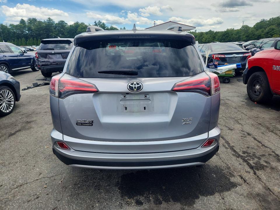 57467046 :رقم المزاد ، JTMRFREV0JD235295 vin ، 2018 Toyota Rav4 مزاد بيع