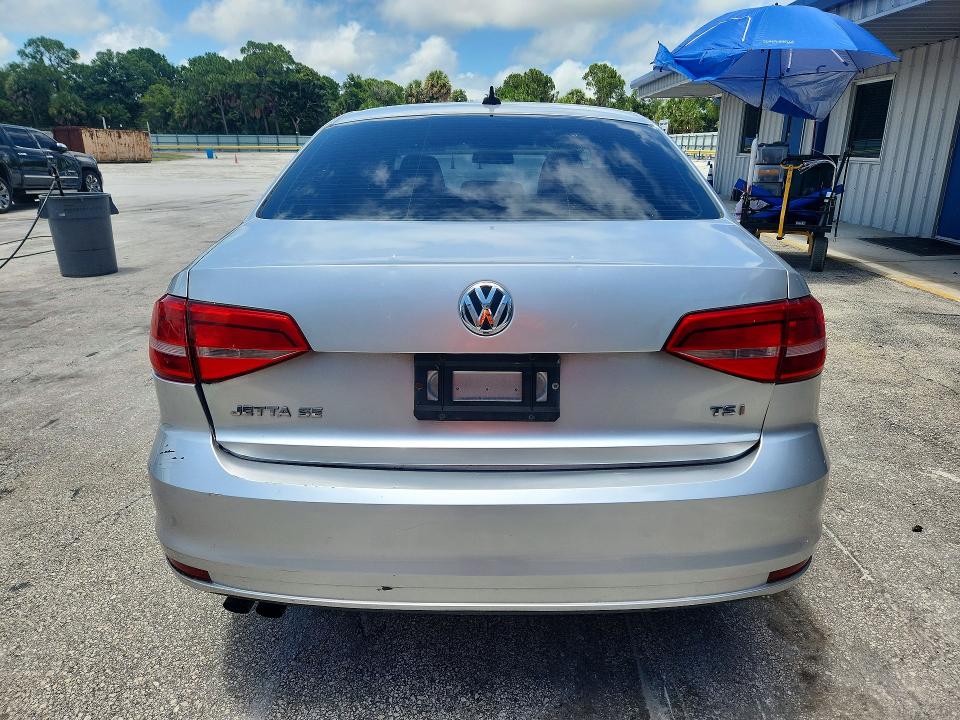 57008916 :رقم المزاد ، 3VWD17AJ7FM250563 vin ، 2015 Volkswagen Jetta مزاد بيع