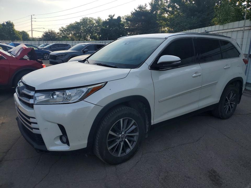 2019 Toyota Highlander მანქანა იყიდება აუქციონზე, vin: 5TDJZRFH3KS582736, აუქციონის ნომერი: 56459146