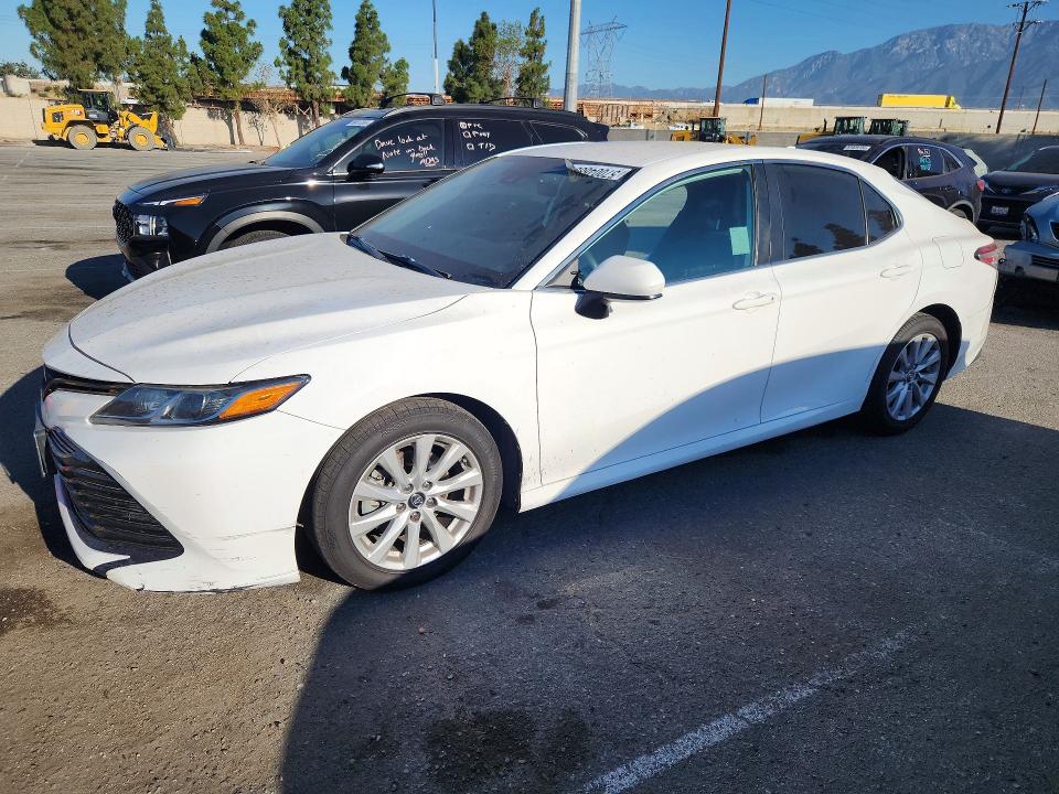 57004686 :رقم المزاد ، 4T1B11HK8KU220124 vin ، 2019 Toyota Camry مزاد بيع