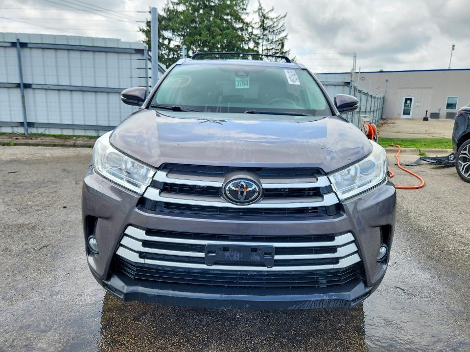 55781226 :رقم المزاد ، 5TDJZRFHXJS556651 vin ، 2018 Toyota Highlander مزاد بيع