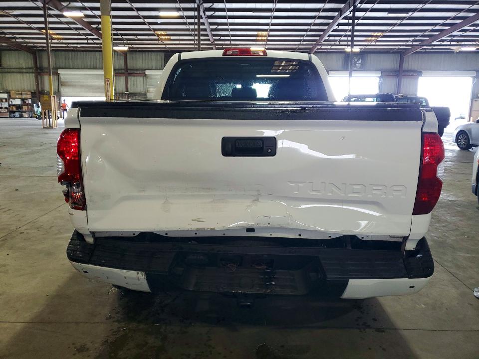 55428336 :رقم المزاد ، 5TFDW5F11JX775414 vin ، 2018 Toyota Tundra مزاد بيع
