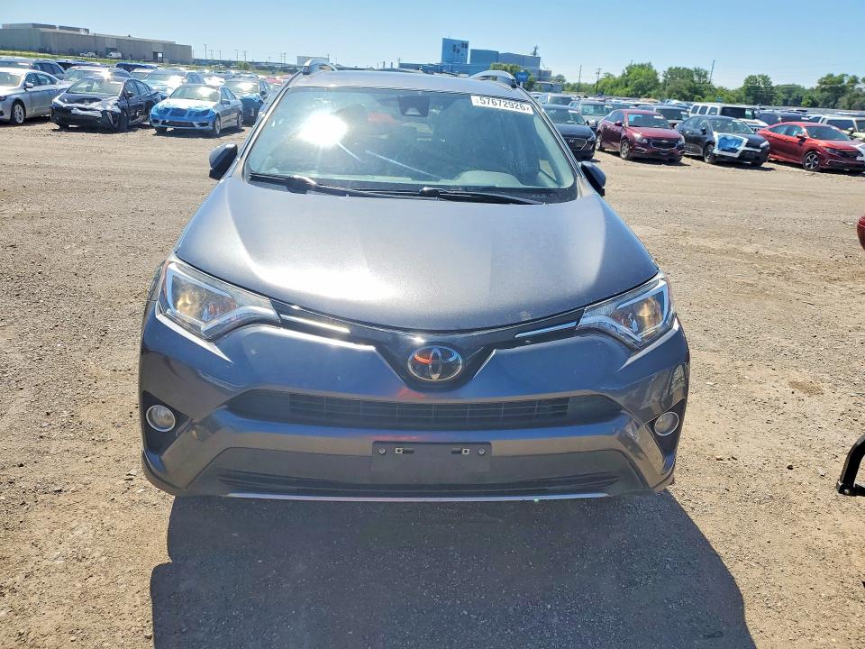 2018 Toyota Rav4 მანქანა იყიდება აუქციონზე, vin: JTMRFREV7JD235584, აუქციონის ნომერი: 57672926