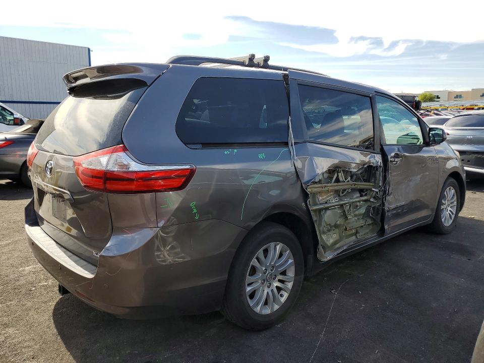 54821296 :رقم المزاد ، 5TDYZ3DC4HS828348 vin ، 2017 Toyota Sienna مزاد بيع