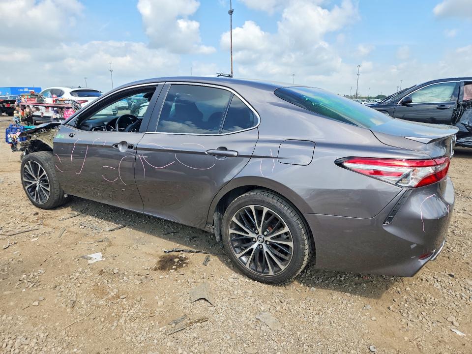 59283656 :رقم المزاد ، 4T1B11HKXJU081662 vin ، 2018 Toyota Camry مزاد بيع