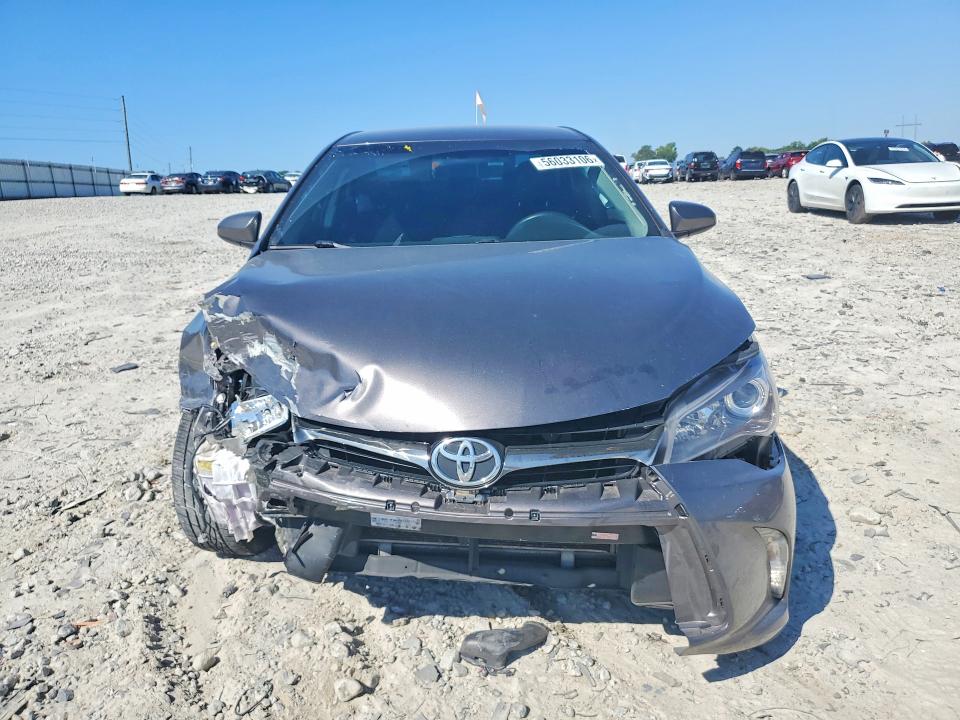 56033106 :رقم المزاد ، 4T1BF1FK0HU679774 vin ، 2017 Toyota Camry مزاد بيع