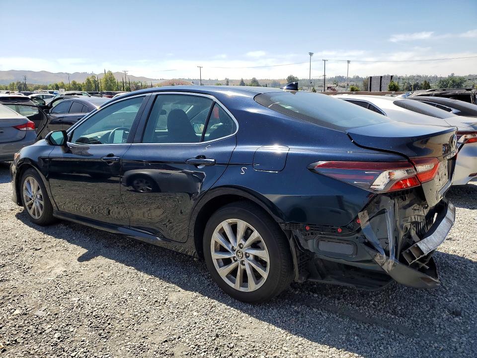 56447846 :رقم المزاد ، 4T1C11AKXMU576141 vin ، 2021 Toyota Camry مزاد بيع