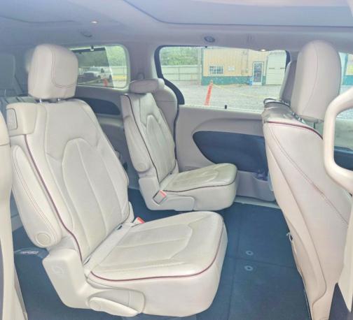 56103626 :رقم المزاد ، 2C4RC1GG0HR838036 vin ، 2017 Chrysler Pacifica مزاد بيع