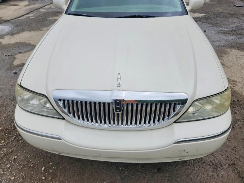 57487036 :رقم المزاد ، 1LNHM85W33Y700177 vin ، 2003 Lincoln Town Car مزاد بيع