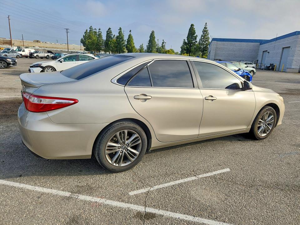 55887536 :رقم المزاد ، 4T1BF1FK6HU801957 vin ، 2017 Toyota Camry مزاد بيع