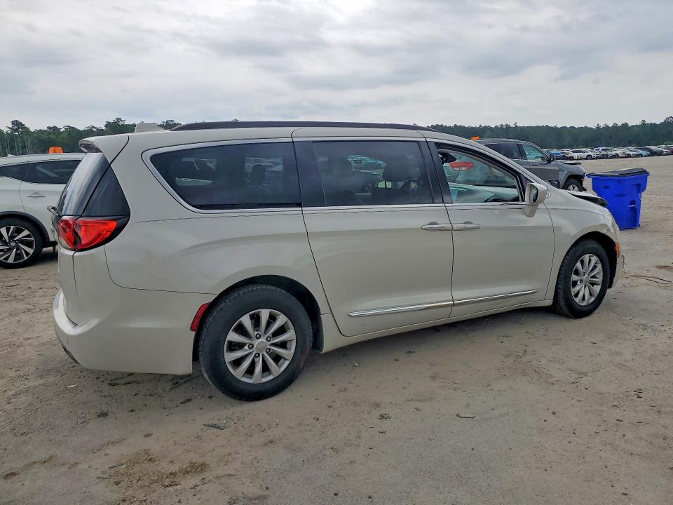 57682486 :رقم المزاد ، 2C4RC1BGXHR613792 vin ، 2017 Chrysler Pacifica مزاد بيع
