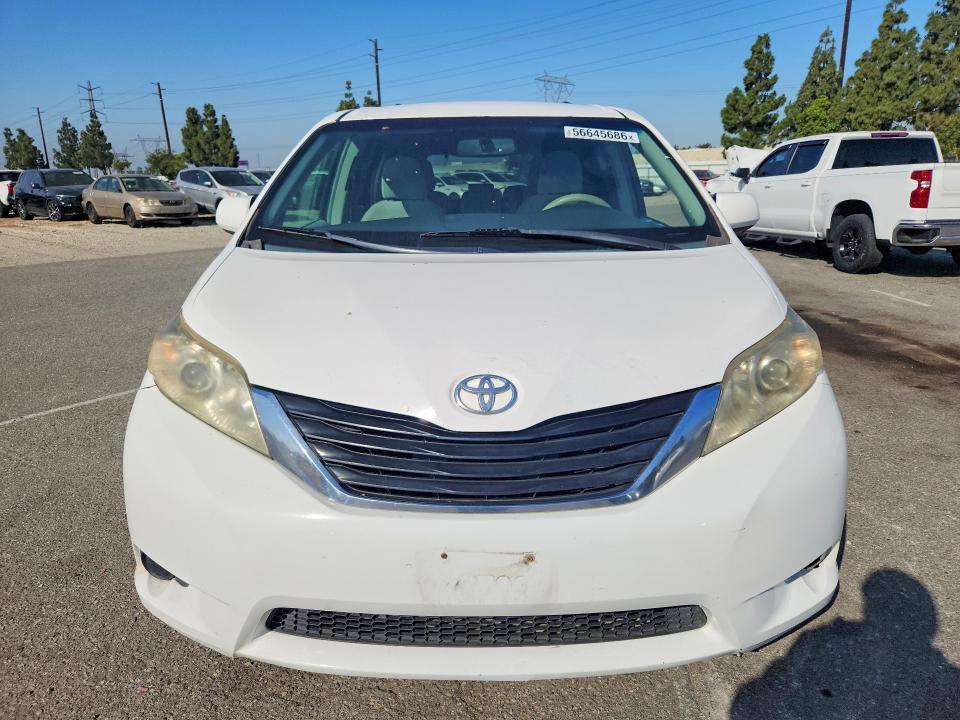 56645686 :رقم المزاد ، 5TDKK3DC0DS342981 vin ، 2013 Toyota Sienna مزاد بيع