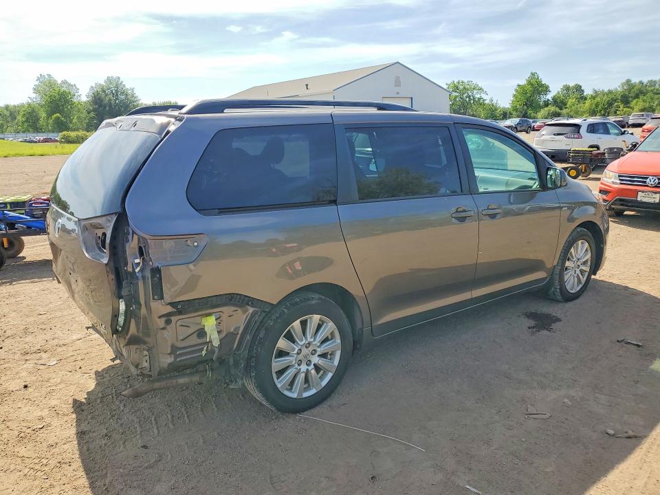 56058626 :رقم المزاد ، 5TDJZ3DC5HS153918 vin ، 2017 Toyota Sienna مزاد بيع