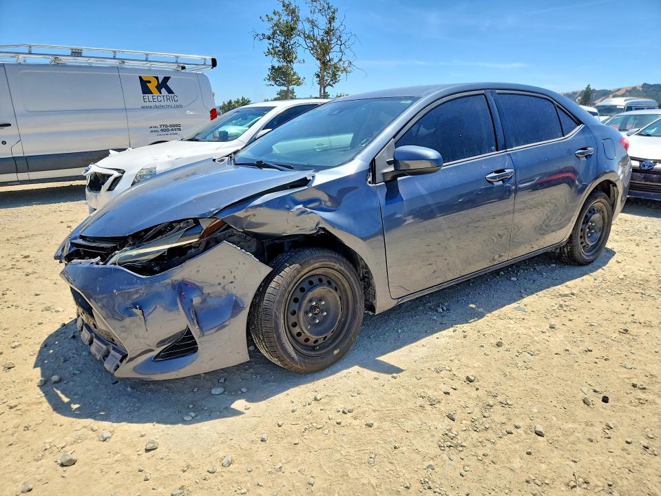 54878336 :رقم المزاد ، 5YFBURHE6HP709907 vin ، 2017 Toyota Corolla مزاد بيع