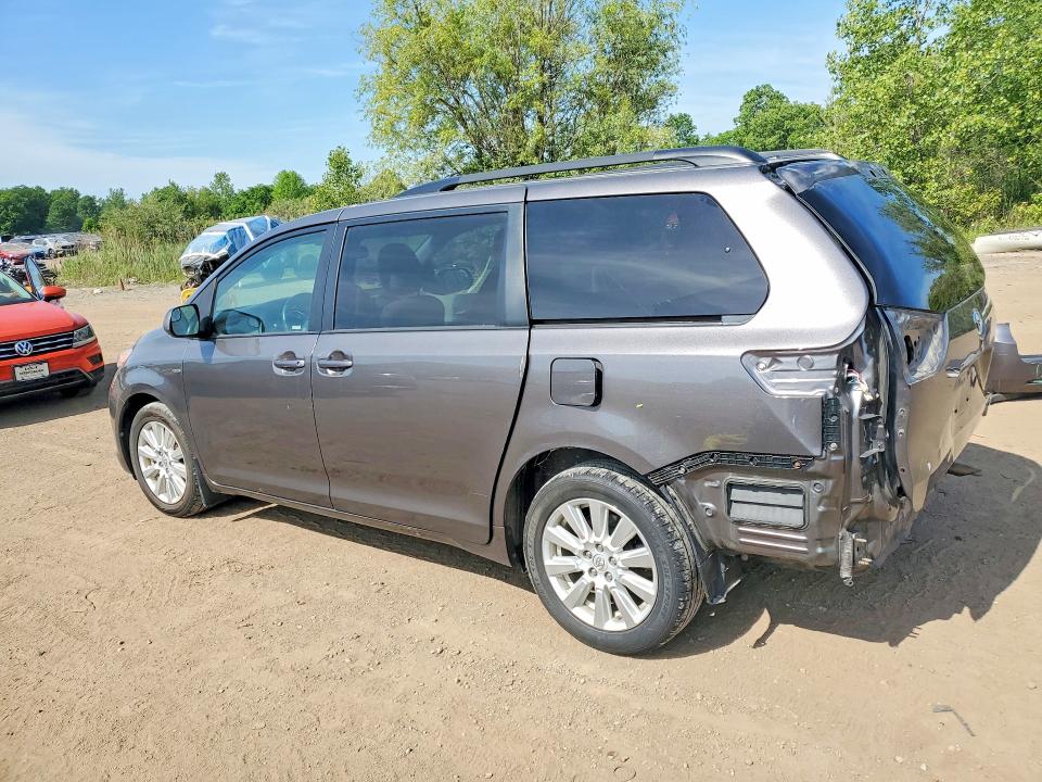 56058626 :رقم المزاد ، 5TDJZ3DC5HS153918 vin ، 2017 Toyota Sienna مزاد بيع