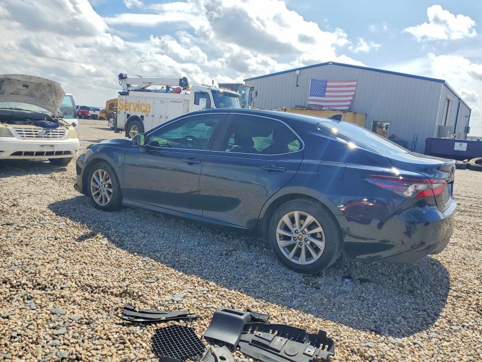 57476526 :رقم المزاد ، 4T1C11AK4MU466654 vin ، 2021 Toyota Camry مزاد بيع