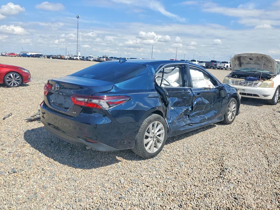 57476526 :رقم المزاد ، 4T1C11AK4MU466654 vin ، 2021 Toyota Camry مزاد بيع