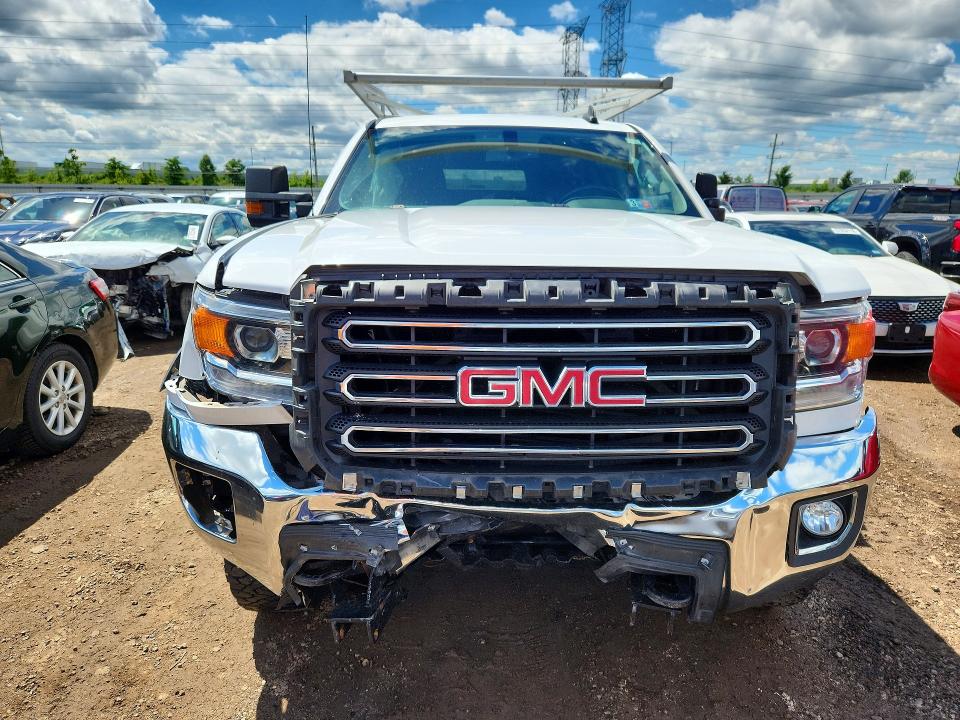 57724056 :رقم المزاد ، 1GT22SEG7JZ252782 vin ، 2018 Gmc Sierra مزاد بيع