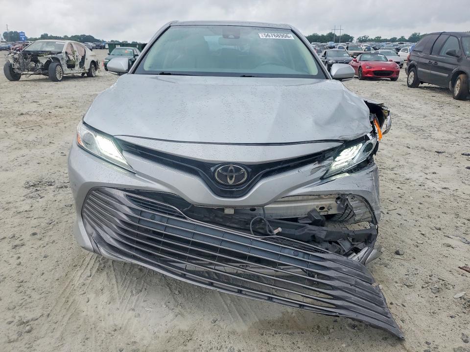 56768906 :رقم المزاد ، 4T1B11HK5JU122389 vin ، 2018 Toyota Camry مزاد بيع
