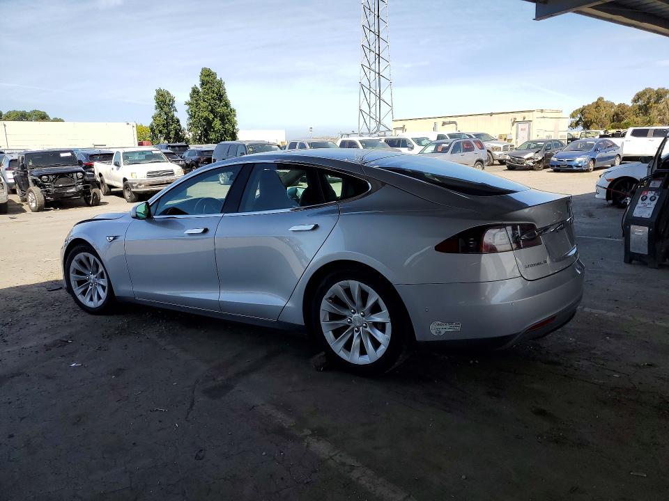 56377926 :رقم المزاد ، 5YJSA1E16FF116097 vin ، 2015 Tesla Model S مزاد بيع