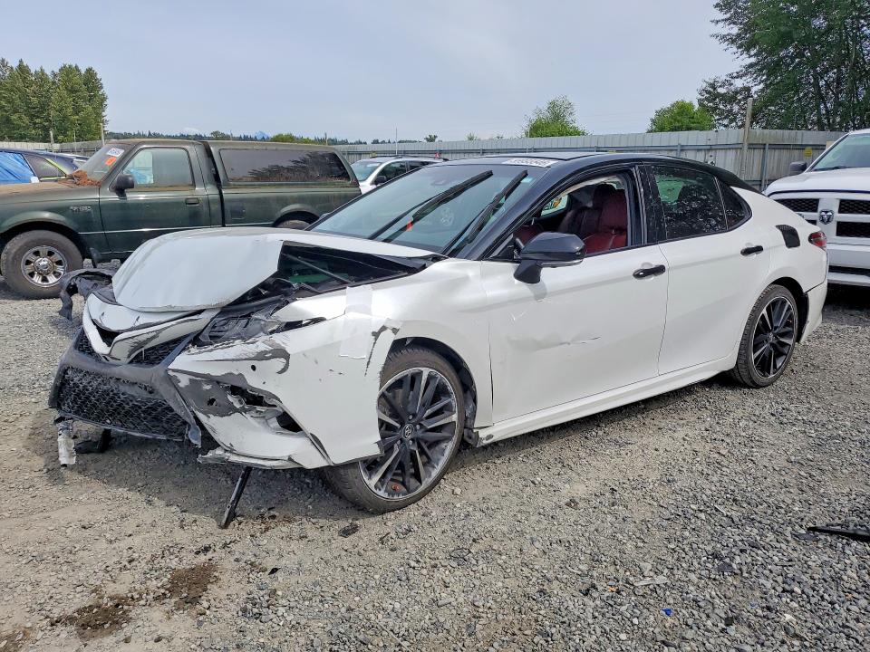 55995546 :رقم المزاد ، 4T1B61HK0JU073183 vin ، 2018 Toyota Camry مزاد بيع
