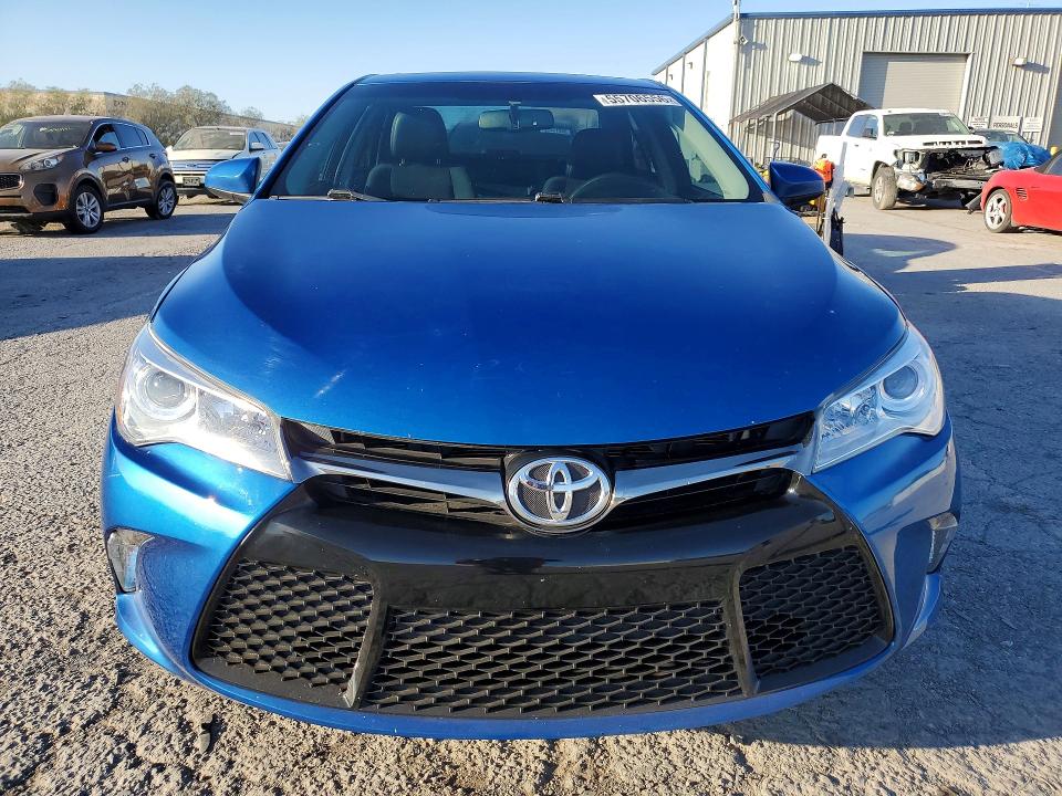 55706556 :رقم المزاد ، 4T1BF1FK3HU800877 vin ، 2017 Toyota Camry مزاد بيع